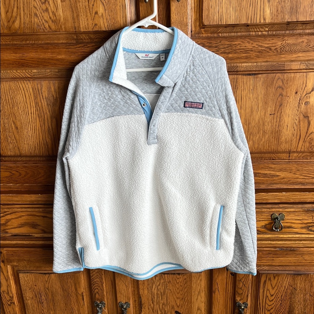 Like new, gently worn, Vinyard Vines  multimedia Sherpa Shep Shirt. Women’s M